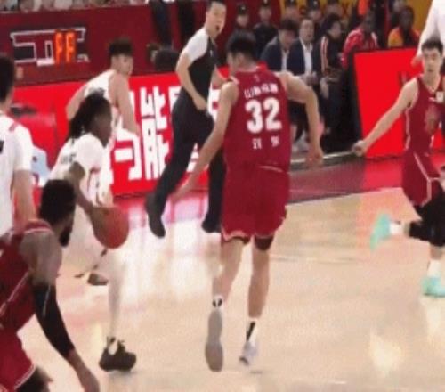 烏龍！王浩然手腕受傷下場但場上的史密斯代替罰球被判違例！