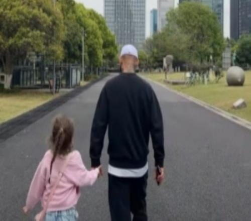 總計停賽5場！妻子社媒曬動態(tài)，米特里策帶著孩子逛街