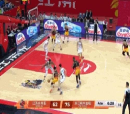 太快了！達卡里約翰遜一個回合兩次犯規(guī)僅打15分鐘犯滿離場