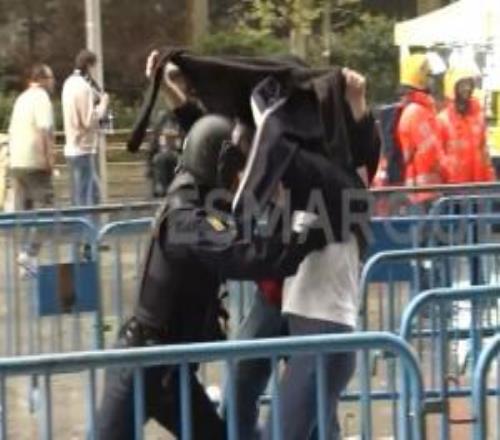 拜仁球迷賽前與馬德里警察沖突，警察用警棍擊打球迷+暴力推搡