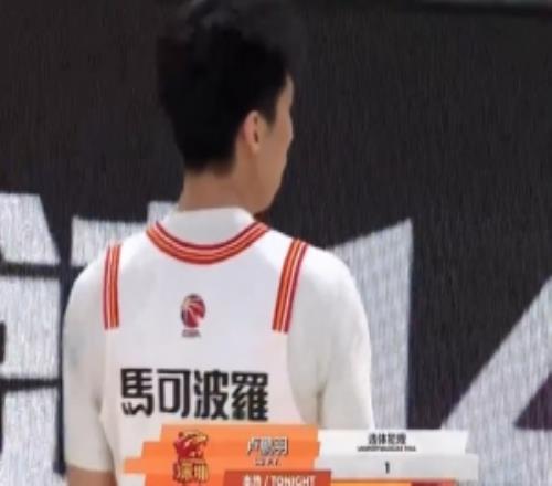 不冷靜！張寧與盧鵬羽發(fā)生碰撞隨后盧鵬羽沖刺撞翻張寧被吹違體