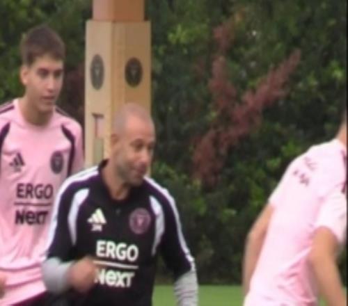 老当益壮！马斯切拉诺参与球队抢圈训练，数次下地铲抢