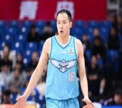 記者談有球迷批王奕博不配頂薪：在CBA各隊想挖人就得出高昂代價