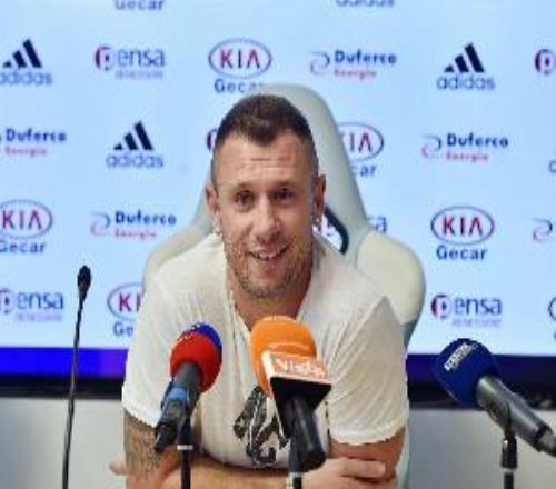 卡薩諾：齊沃駕駛的是法拉利，而法布雷加斯需要自己先造一輛汽車