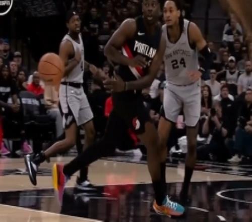 穿針引線！朱霍勒迪送腋下妙傳克林根起飛雙手暴扣