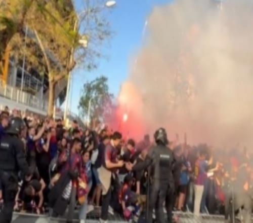 科貝：馬競(jìng)大巴抵達(dá)諾坎普球場(chǎng)時(shí)再遭石塊襲擊，兩扇車窗被砸碎