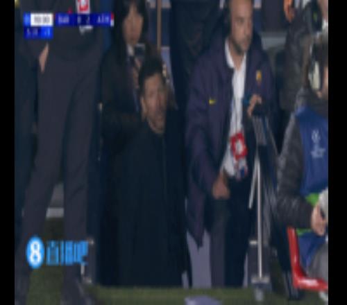 干啥去了比賽終場(chǎng)哨還沒(méi)響，西蒙尼匆匆跑向球員通道