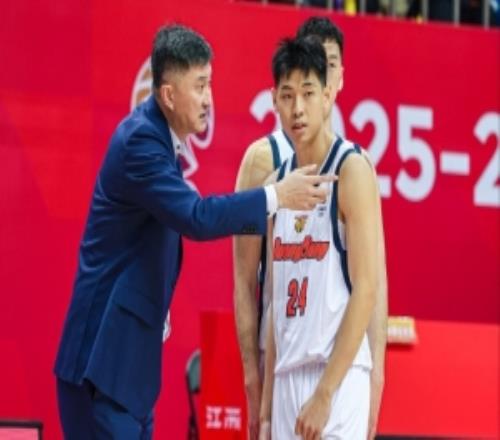 媒體人：崔永熙現(xiàn)在有拼勁&努力找回最佳狀態(tài)但杜鋒別讓他打四了