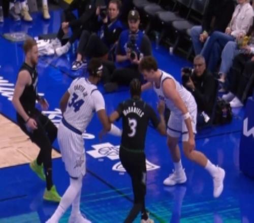 无大碍！小瓦格纳防守时落地撑了下脚踝返回更衣室后返场作战