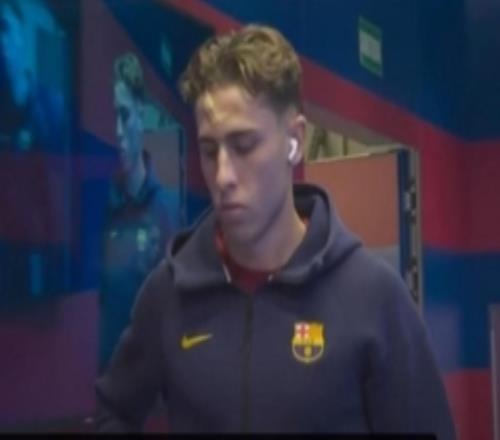 替補待命！巴薩中場費爾明額頭上貼著創(chuàng)可貼，而且有明顯腫塊