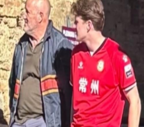 意大利小鎮(zhèn)驚現(xiàn)蘇超常州隊老外球迷，或曾赴常州主場觀賽支持