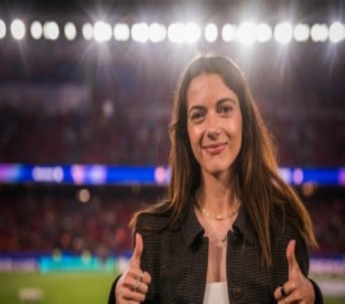 為男足加油助威，巴薩女足球星邦馬蒂出現(xiàn)在諾坎普球場