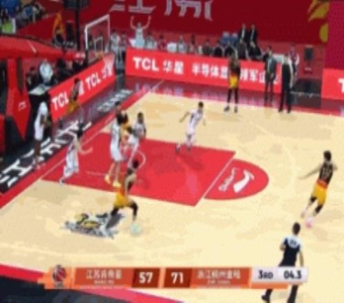 超极限！李悦洲接球命中第三节压哨三分球球刚离手灯亮