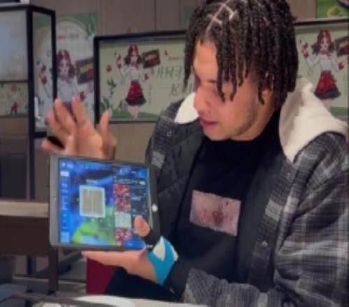 入鄉(xiāng)隨俗！洛夫頓吃海底撈：你們喜歡吃什么