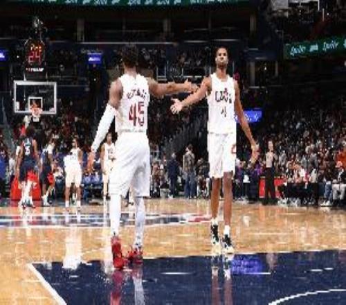 米切爾：季后賽就需要莫布里的這種侵略性看起來我們會(huì)對(duì)陣?yán)销? />
<div   id=