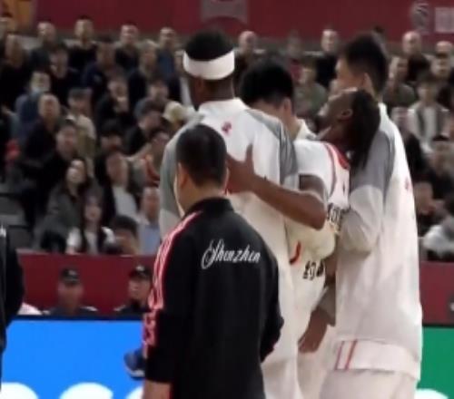 看着挺严重！马凯尔约翰逊冲抢球伤到大腿很痛苦&被队友抬下场