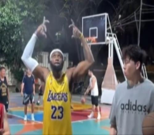 這可真像！平常心在野球場與“詹姆斯”單挑后者相似度極高