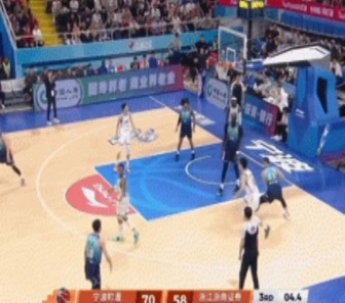 太可惜！劉曉宇轉(zhuǎn)身漂移高難度三分命中但超時在先