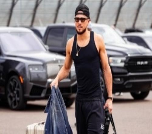 太陽眾將登機(jī)照：布克背心+黑超+項(xiàng)鏈硬漢風(fēng)狄龍衛(wèi)衣現(xiàn)灰熊logo