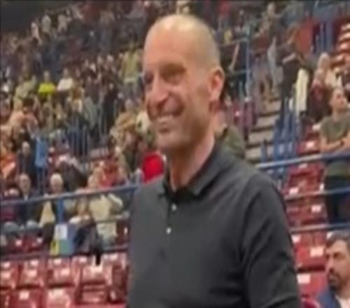 忙里偷閑！阿萊格里現(xiàn)場觀看歐籃聯(lián)比賽，獲贈定制球衣