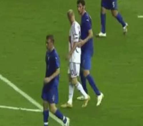 記者：中足聯(lián)原本要罰李鎮(zhèn)全馬特拉奇挑釁齊達(dá)內(nèi)就被停賽2場(chǎng)