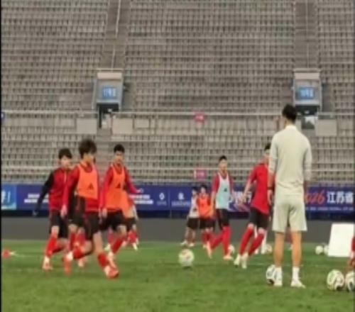 蘇媒：陳婉婷帶領(lǐng)蘇州隊今日在揚(yáng)州進(jìn)行適應(yīng)訓(xùn)練，18歲寇程加練