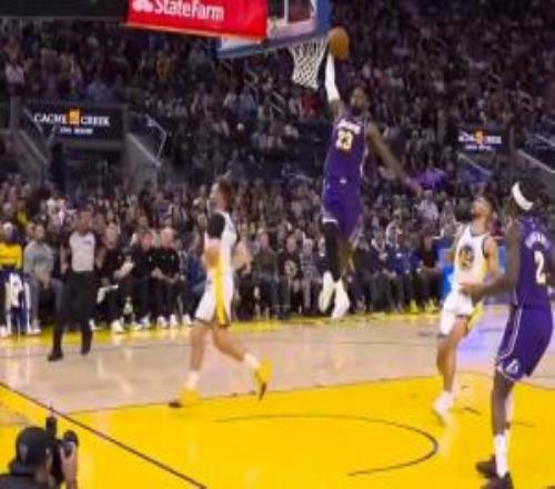 寒光凜凜似當年！詹姆斯反擊踩著三分線起步超遠距離單臂滑翔劈扣