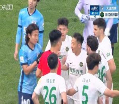 浙江隊圍住裁判瘋狂抗議！劉浩帆勾射破門，被吹犯規(guī)進球無效
