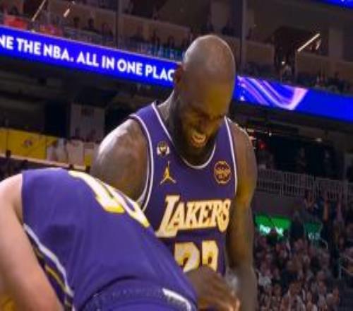 詹姆斯釘板大帽太大力捂著手掌被換下場(chǎng)在替補(bǔ)席冰敷處理