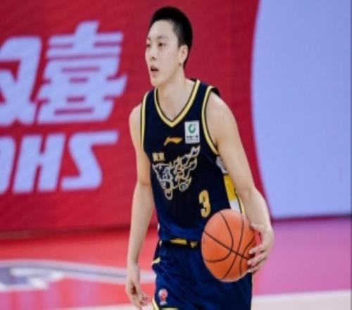 媒體人：胡明軒封蓋曾繁日這場景久違了再給點耐心等他傷腿好些