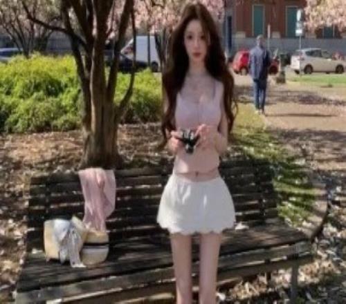 王思聰前女友懶懶曬照：少女腰身