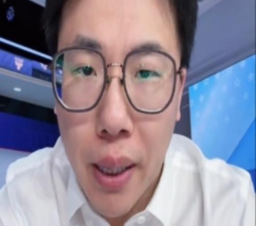 解說(shuō)：火箭收官很可能十連勝收尾76人讓人有點(diǎn)失望