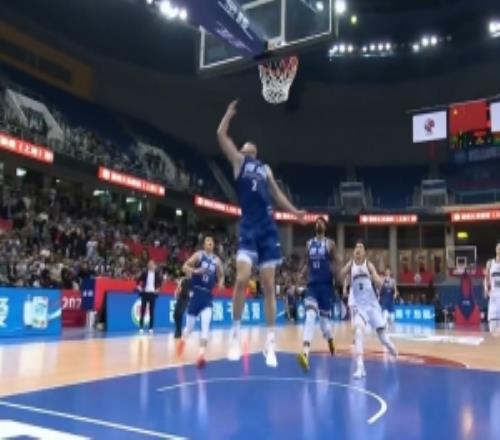 鄢手騏空位三分三不沾米奇長(zhǎng)傳助王睿澤反擊上籃再領(lǐng)先2分！