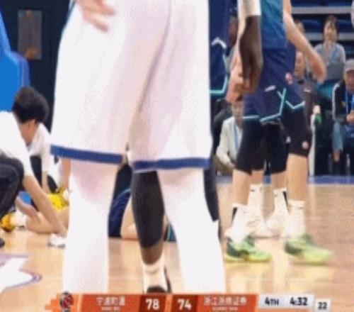 望无大碍！王凡懿拼抢时滑倒受伤被换下场后返回更衣室