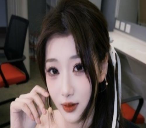 主持阿芙更博曬照：晚桑好上次的小白花芙來也！