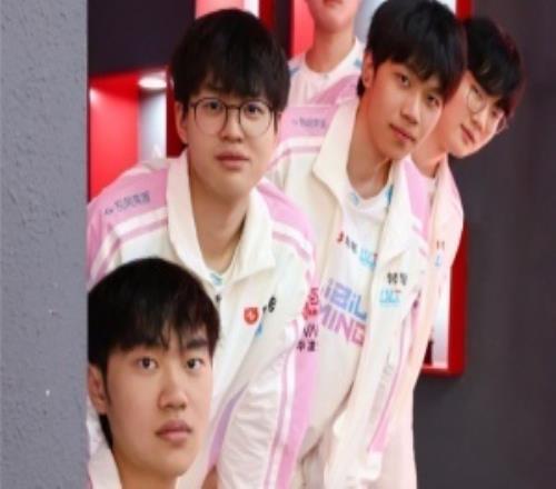 BLG官方發(fā)布賽后模仿《灌籃高手》合影：保持勢頭！