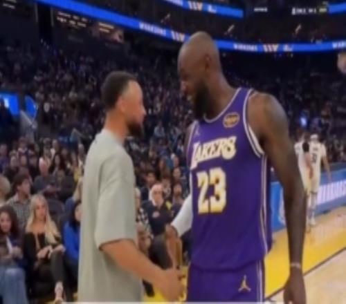 詹姆斯和庫(kù)里賽前開心寒暄鏡頭給到庫(kù)里穿的詹姆斯10代簽名鞋