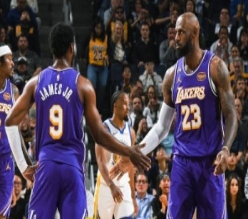 挺會(huì)安排！湖人發(fā)布贏球海報(bào)：封面為詹姆斯和布朗尼父子擊掌瞬間