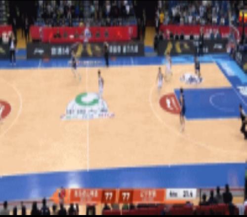 错进错出！青岛最后一攻乱战张扬篮下出机会但被莫兰德超级血帽