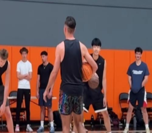 張博源與知名訓(xùn)練師JordanLawley一起訓(xùn)練！伊利諾伊小佩賈也在