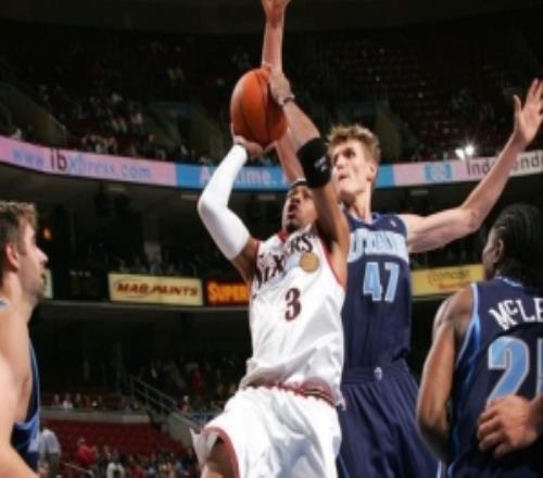 場(chǎng)均41分鐘！艾弗森怒噴輪休：我?guī)蚯蛑钡角蜿?duì)藏起我的球衣