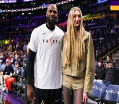 這大長(zhǎng)腿！湖人官推曬照：詹姆斯和卡梅隆布林克場(chǎng)邊合影