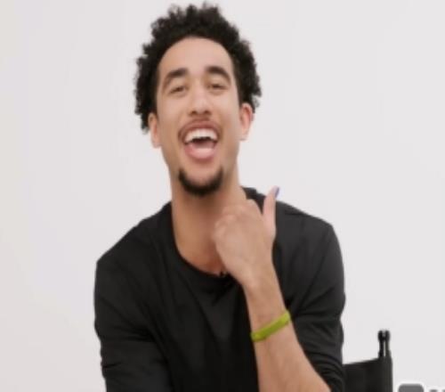 麥凱恩做客杰弗森節(jié)目時(shí)突然唱歌后者措手不及：你去當(dāng)歌手吧