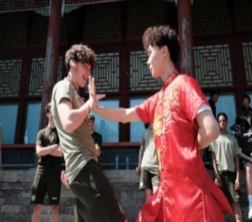 狼隊(duì)青年隊(duì)在中國(guó)參加英超青年杯，小將們到頤和園學(xué)習(xí)太極拳