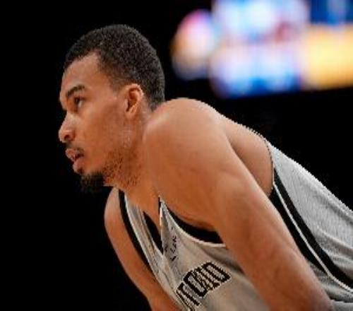 米奇：讓文班出場超過20分鐘后繼續(xù)打是為了幫他保持比賽節(jié)奏