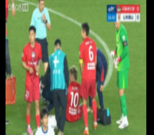 納薩里奧在與高準(zhǔn)翼爭(zhēng)搶時(shí)受傷，被擔(dān)架抬離球場(chǎng)