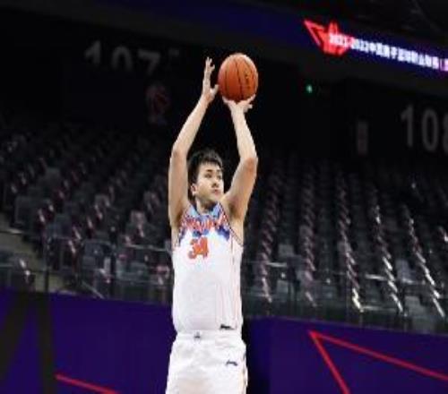 就你打得好！艾孜麥提半場7中4拿到12分4前場板全隊唯一上雙