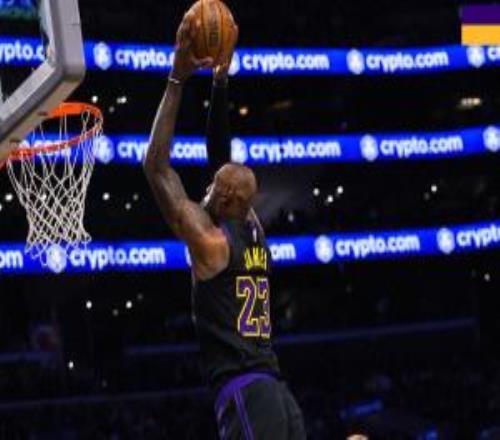 詹姆斯背靠背出戰(zhàn)首節(jié)4中4已經(jīng)爆砍14分雙手炸筐打停太陽