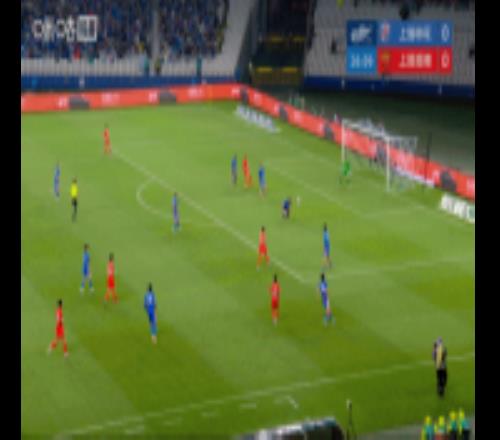 邊裁將球權錯判給申花，海港球員瘋狂抗議，主裁李海新判回給海港