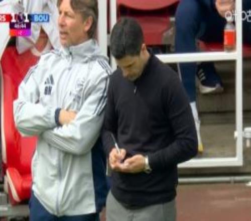 有何計策阿爾特塔低頭記小筆記，半場哨響后立馬小跑回更衣室